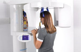 Radiologia tridimensionale Cone Beam 3D 2 Una paziente durante una diaglosi radiologica Cone Beam 3D