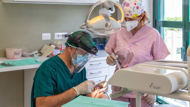 Odontoiatria conservativa: il dott. Paolo Zedda con un paziente